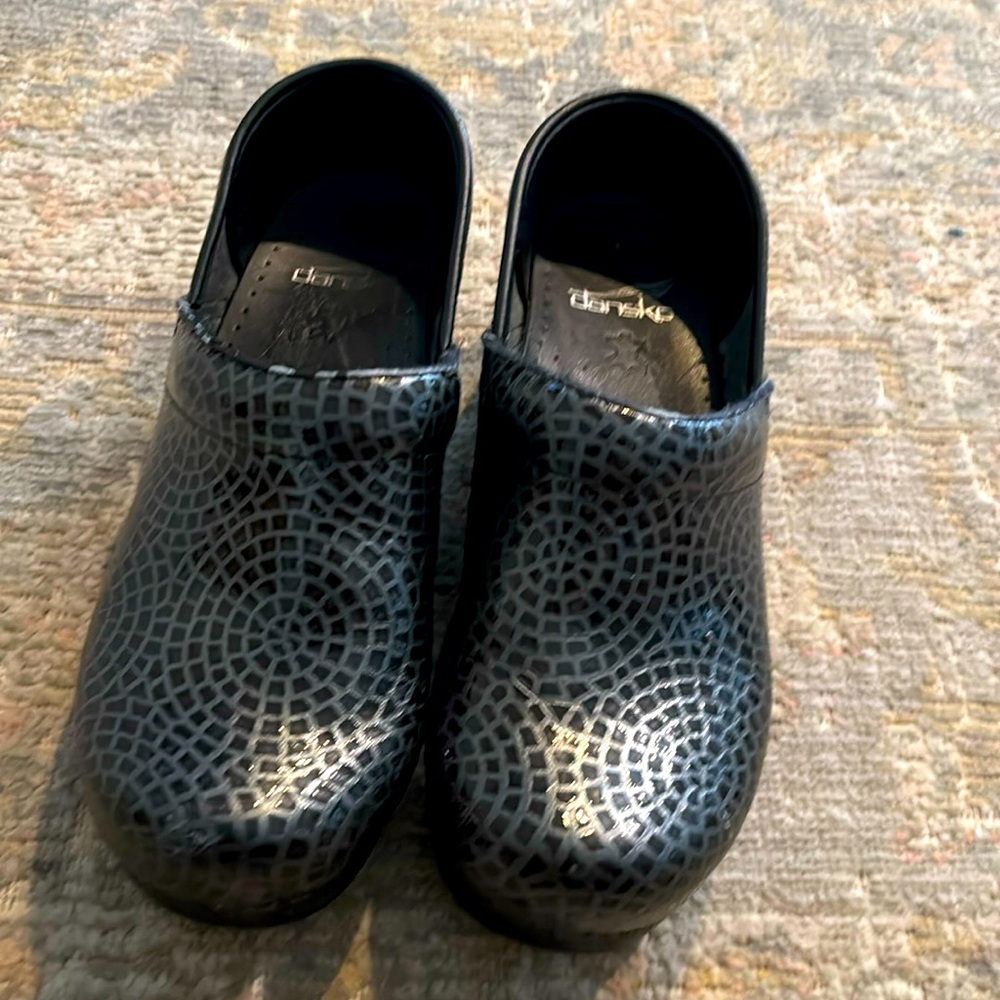 Dansko Womens Preowned Black/Silver Leather Clogs, Size: 37 US 6.5